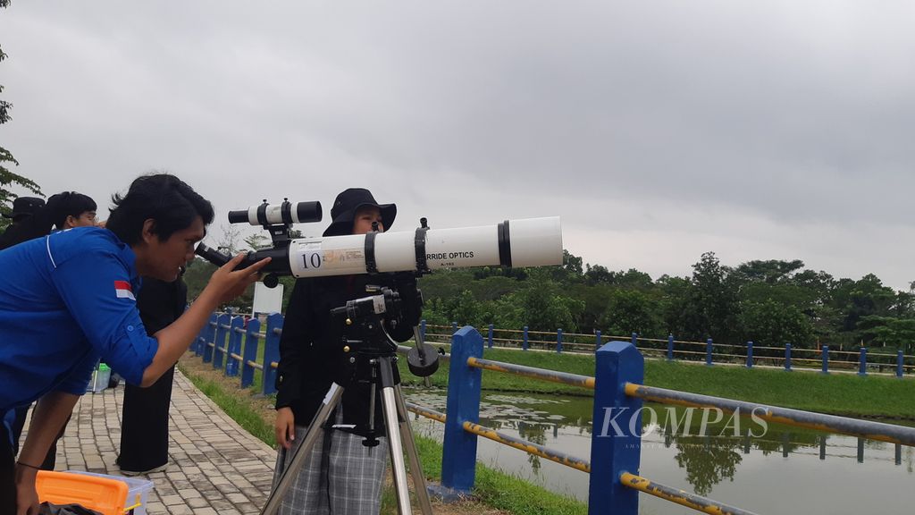 Seorang mahasiswa menyiapkan teleskop untuk pengamatan gerhana bulan total di kampus Institut Teknologi Sumatera, Selasa (8/11/2022). Sayangnya, pengamatan gerhana bulan ini terhalang hujan.