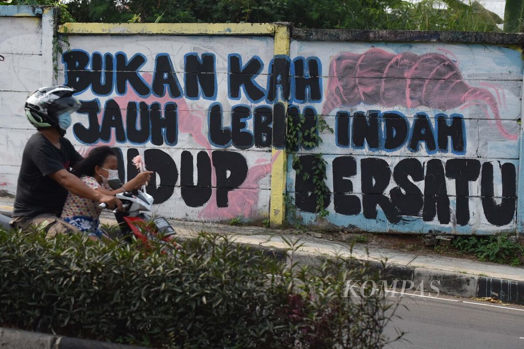 Selain untuk mempercantik dinding di tepi jalan, mural juga menjadi media sejumlah kalangan untuk menyampaikan pesan-pesan keindonesiaan, seperti menjaga kesatuan dan persatuan bangsa. Hal itu salah satunya ditemui di dinding pembatas antara Tol Cijago dan Jalan Juanda, Kota Depok, Jawa Barat, Jumat (23/7/2021). 