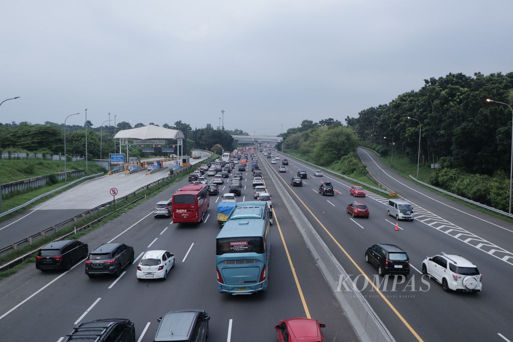 Kondisi arus kendaraan Tol Jakarta Cikampek km 67 arah Jakarta pada Minggu (14/04/2024).