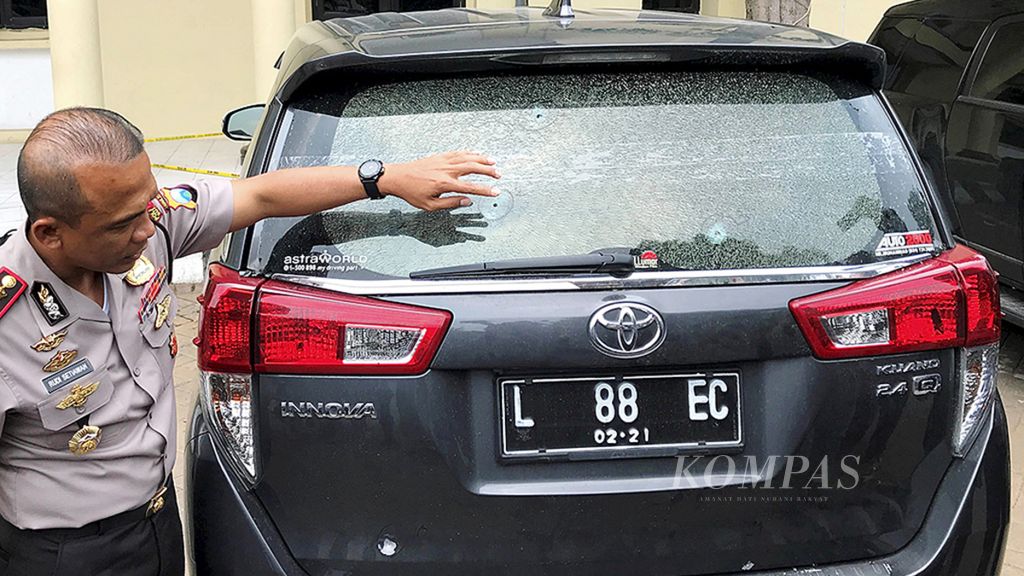 The Chief of Police of the City Police Resort in Surabaya, East Java, Commissioner Rudi Setiawan, displayed a car window with a hole caused by someone who used an airsoft gun on Thursday (15/3) at Surabaya City Police Headquarters. The Kijang Innova car belongs to the Head of Housing and Settlement Development, Urban Planning, and Regional Development Agency of Surabaya, Eric Tjahyadi.