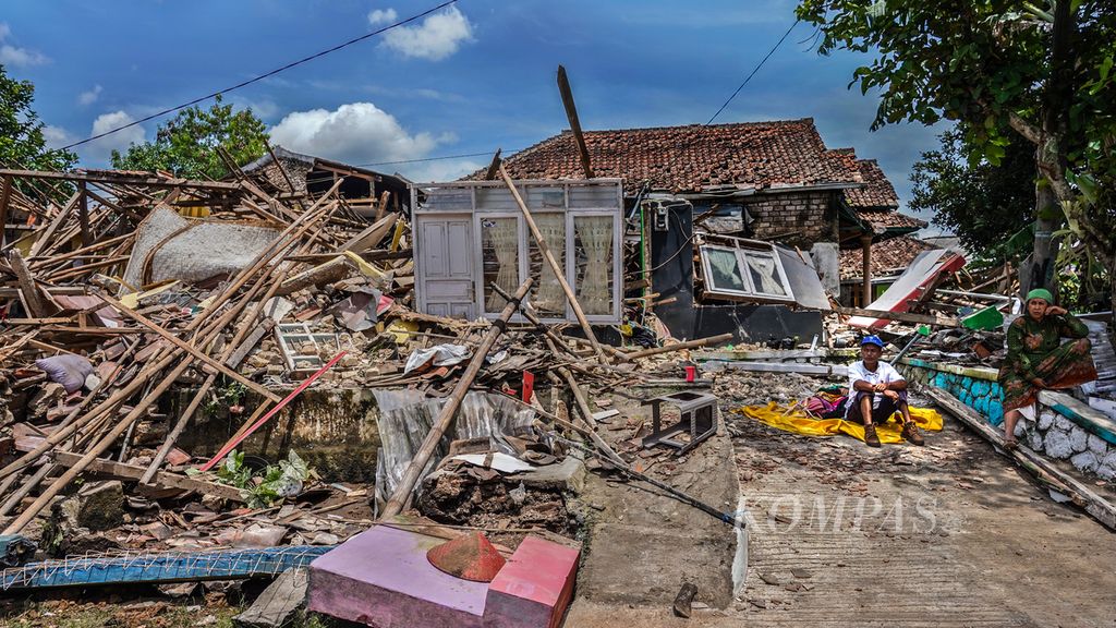 Salah satu rumah warga yang runtuh akibat gempa di Kampung Longkewang, Desa Gasol, Cugenang, Kabupaten Cianjur, Jawa Barat, Selasa (22/11/2022). Kondisi kerusakan akibat gempa yang melanda Cianjur pada Senin (22/11/2022) terlihat pada sejumlah wilayah desa yang terdampak. Selain kerusakan parah, gempa darat dengan berkekuatan 5,6 SR ini juga menimbulkan korban jiwa lebih dari 165 jiwa dan ratusan lainnya luka-luka. Warga yang selamat pun mengungsi ke sejumlah ruang terbuka sekitar rumah mereka. Selain mengungsi, warga juga membutuhkan bantuan tenda yang layak huni di musim hujan, makanan, obat-obatan, dan air bersih. 