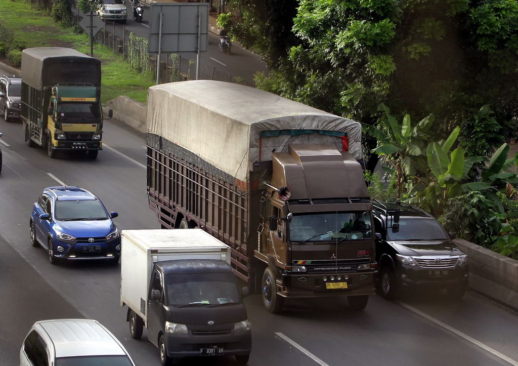 Sejumlah truk melintas di jalan tol TB Simatupang, Jakarta, Minggu (12/1/2020). Kementerian Perindustrian meminta Kementerian Perhubungan menunda rencana bebas angkutan barang kelebihan dimensi kelebihan muatan atau Overdimension Overload (ODOL). Rencananya Indonesia bebas truk ODOL 2021 dan dimulai dari jalan tol. Pertimbangan agar zero ODOL ditunda yakni logistik dan distribusi bahan baku maupun produk industri nasional sangat bergantung dengan moda transportasi darat yaitu truk.