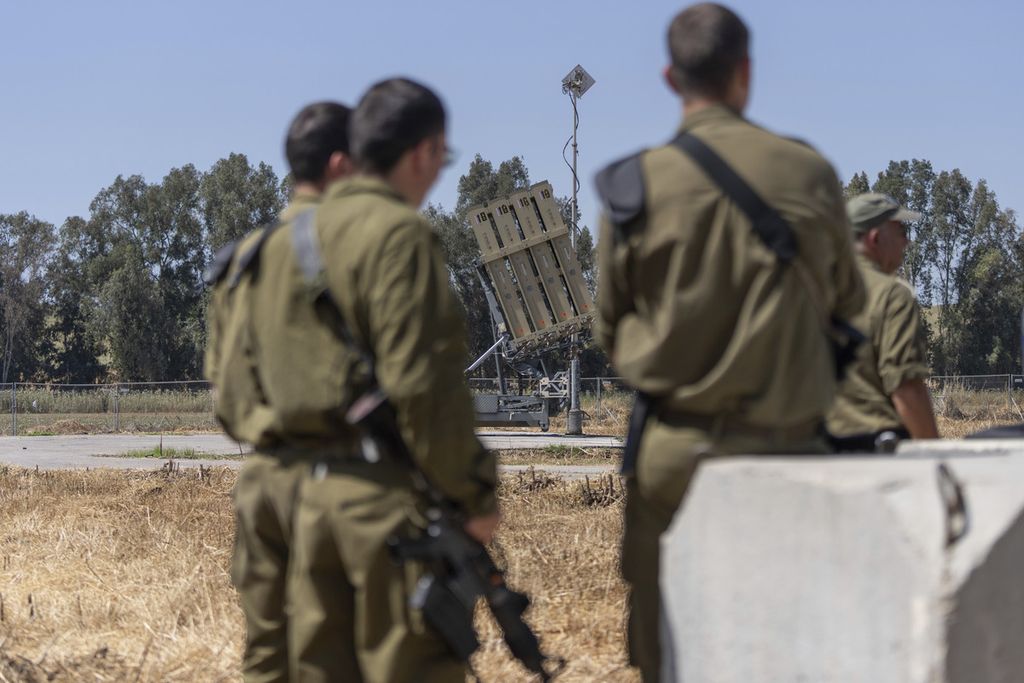 Tentara Israel berjaga dekat sistem pertahanan udara Iron Dome, di Sderot, Israel, Rabu (17/4/2024). 