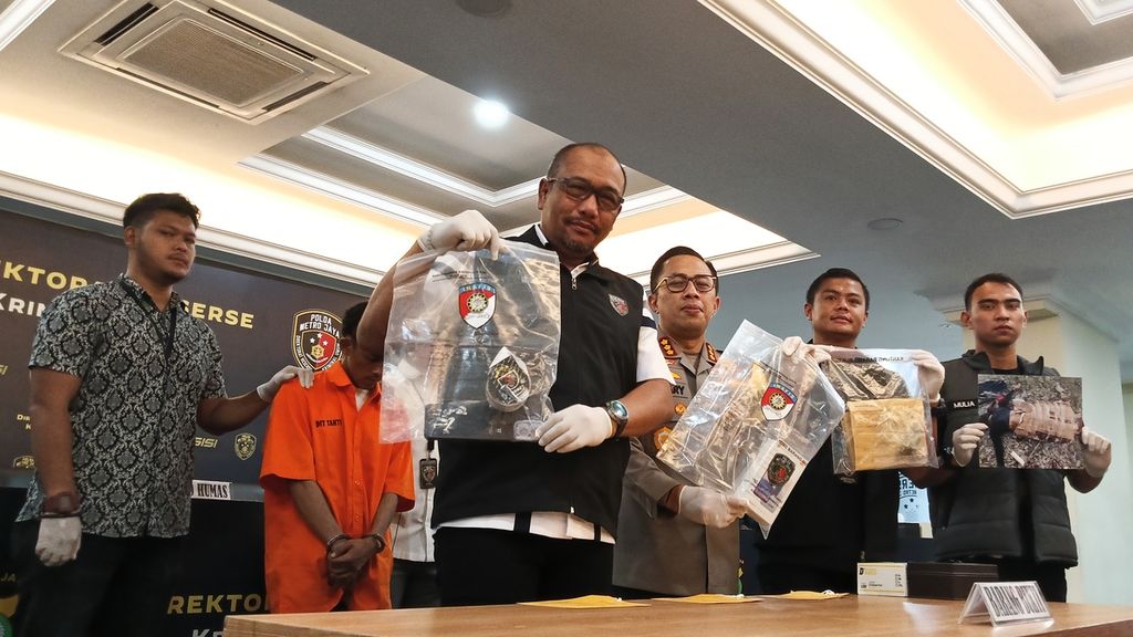 The Director of General Crimes Investigation of the Jakarta Metropolitan Police, Commissioner Wira Satya Triputra, and the Head of Public Relations of the Jakarta Metropolitan Police, Commissioner Ade Ary Syam Indradi, showed evidence from the disclosure of the criminal case of suspect Nico Yandi Putra, who committed murder against his date RN on Thursday (25/4/2024).