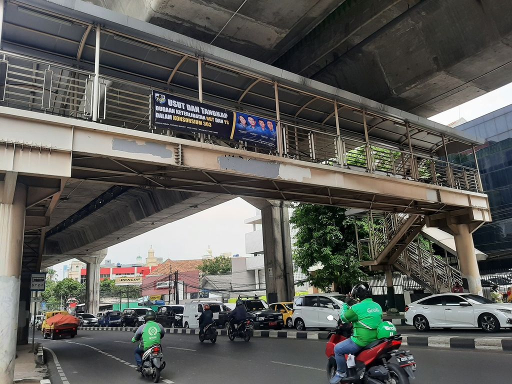 Warga mengeluhkan akses menuju jembatan penyeberangan orang yang curam dan menuju Halter Transjakarta Rawa Barat di Jalan Wolter Monginsidi, Jakarta Selatan, Selasa (4/10/2022).