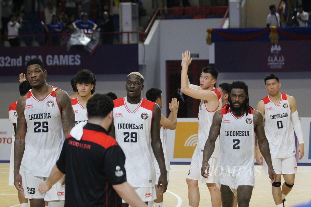 The Indonesian men's basketball team returned to the locker room after losing to the Philippines with a final score of 76-84 at the Morodok Techo Stadium, Phnom Penh, Cambodia, on Monday (15/5/2023). The Philippines bounced back and advanced to the finals against the host team, Cambodia.