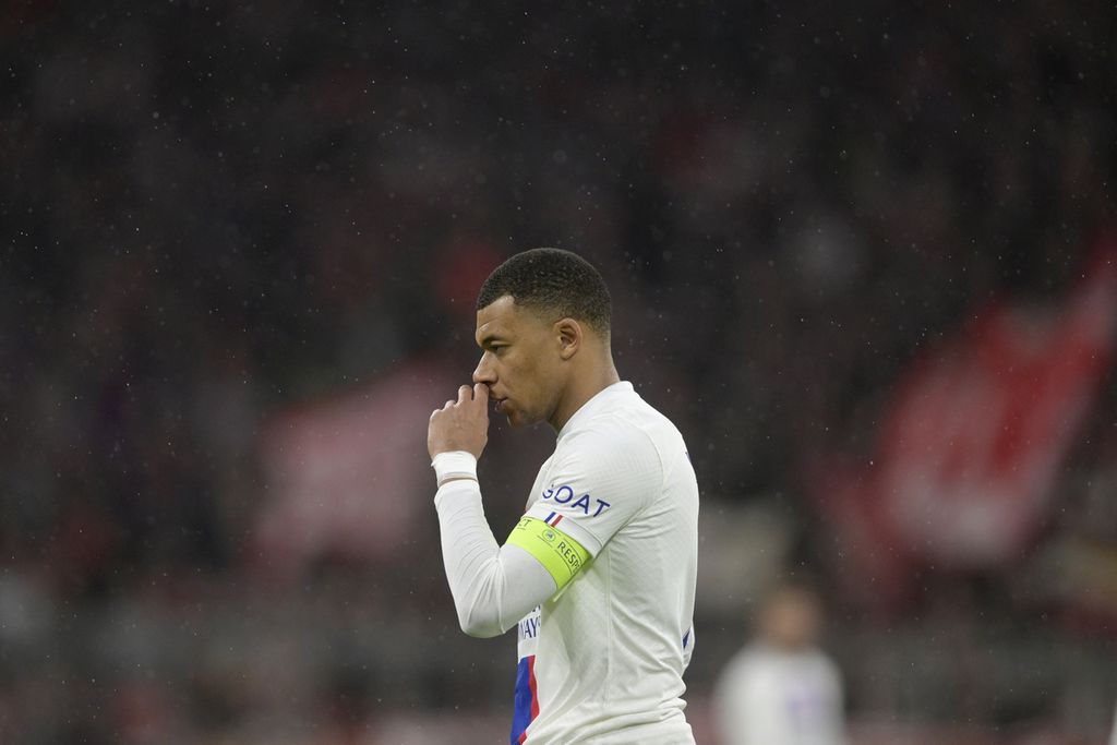 Ekspresi penyerang Paris Saint-Germain, Kylian Mbappe, saat timnya dikalahkan Bayern Muenchen, 0-2, pada laga pertemuan kedua babak 16 besar Liga Champions Eropa di Arena Allianz, Muenchen, Jerman, Kamis (9/3/2023) dini hari WIB. PSG tersingkir dengan agregat 0-3 dari Bayern.