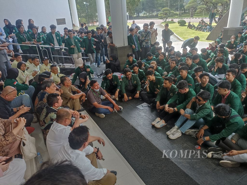 Students of the University of North Sumatra held a dialogue with the Vice Rectors of USU while protesting against the increase of single tuition fees by 30-50 percent at the Office of the Rector's Bureau of USU in Medan on Wednesday (8/5/2024).