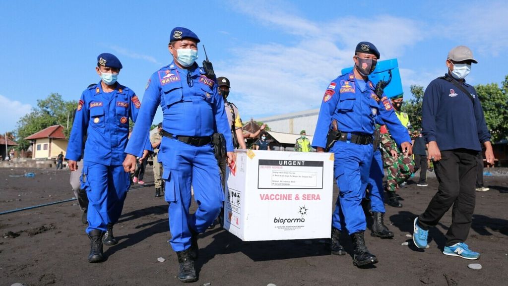 Aparatur kepolisian mengamankan pendistribusian vaksin Covid-19 ke Kecamatan Nusa Penida, Kabupaten Klungkung, Bali, Minggu (31/1/2021), seperti didokumentasikan Humas Pemkab Klungkung.  