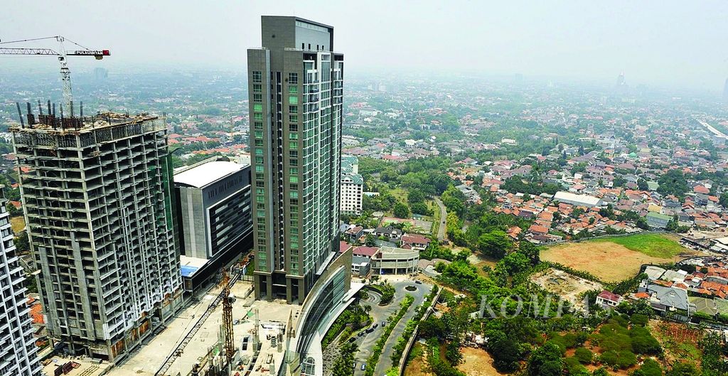 Pembangunan kawasan superblok Kemang Village di Jakarta Selatan, Senin (24/9).