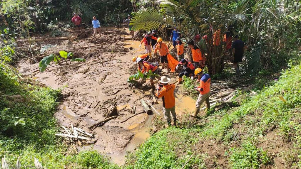 Personel gabungan mengevakuasi korban tanah longsor di Desa Kuripan, Kecamatan Watumalang, Kabupaten Wonosobo, Jateng, Sabtu (6/4/2024). Dua orang, yaitu bapak dan anak jadi korban dalam peristiwa ini. 