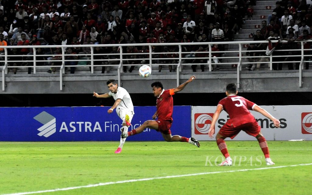 Pemain timnas Indonesia Asnawi Mangkualam Bahar berusaha menghalangi tendangan pemain Turkmenistan dalam FIFA Matchday di Stadion Gelora Bung Tomo, Surabaya, Jumat (8/9/2023). 