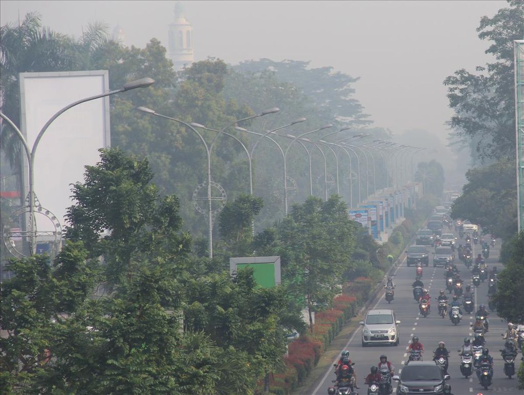 Kabut asap akibat kebakaran lahan menyelimuti Kota Pontianak, Kalimantan Barat, Senin (5/8/2019).