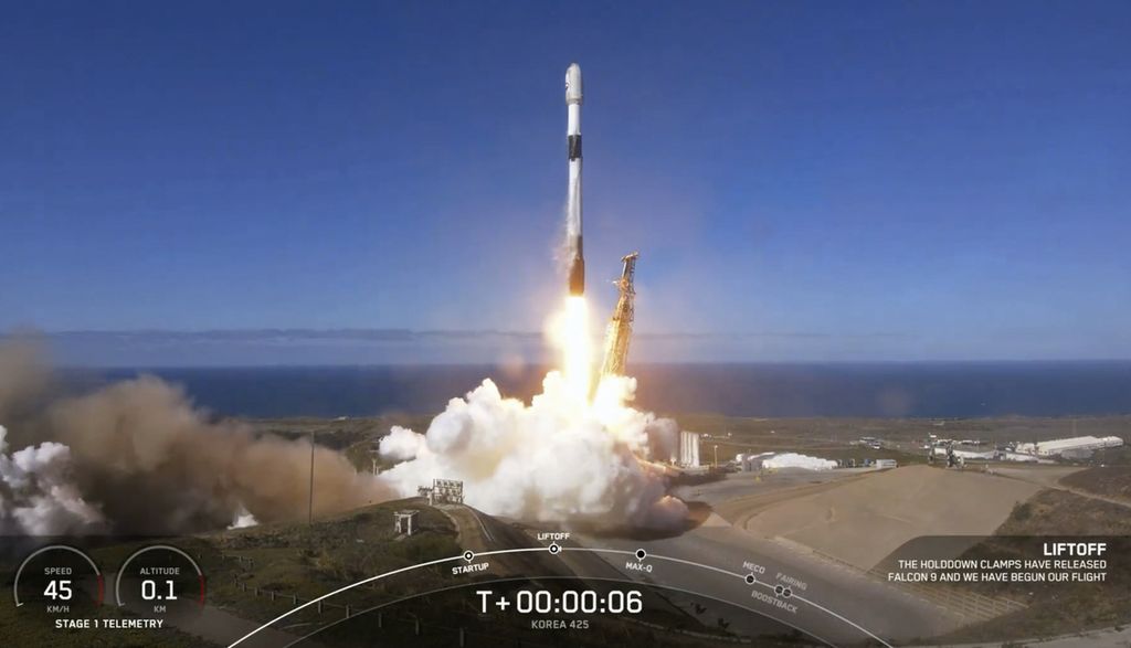  Korea Selatan meluncurkan satelit mata-mata militer pertamanya dari Vandenberg Space Force Base di California, Amerika Serikat, 1 Desember 2023. Peluncuran itu menggunakan roket Falcon 9 milik Space X. 