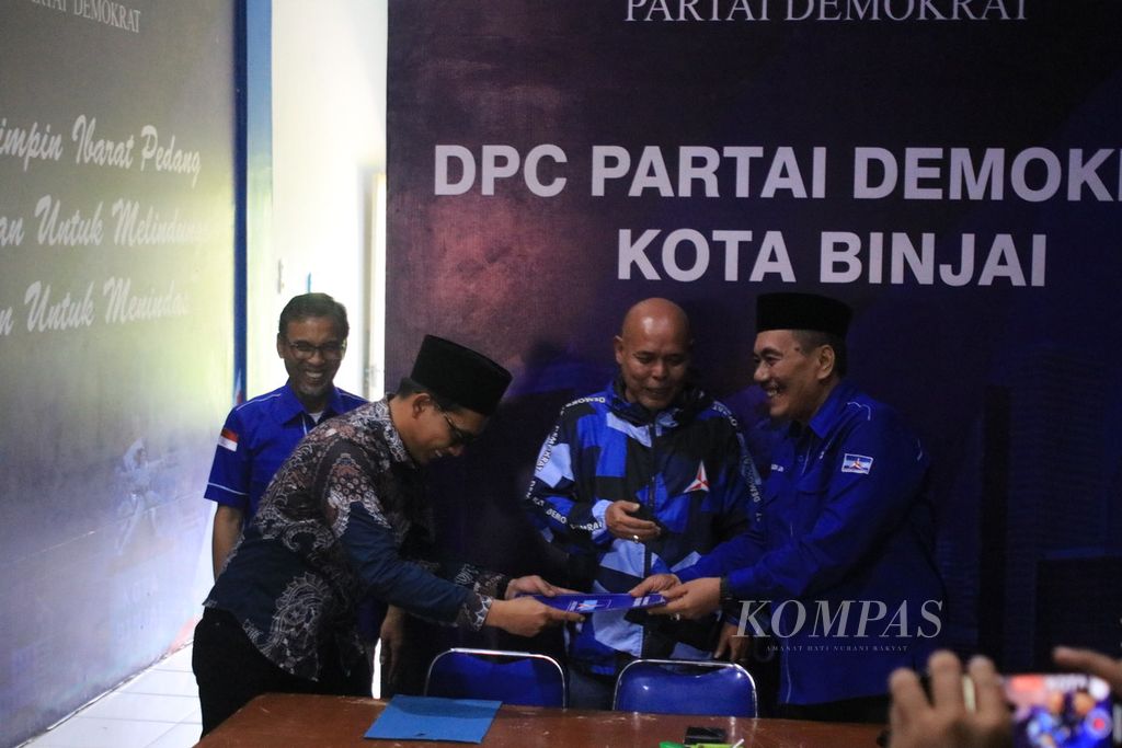 Tenaga Ahli Wali Kota Medan Hasanul Jihadi mendaftar sebagai bakal calon wali kota Binjai ke Partai Demokrat Kota Binjai, Sumatera Utara, Jumat (10/5/2024).