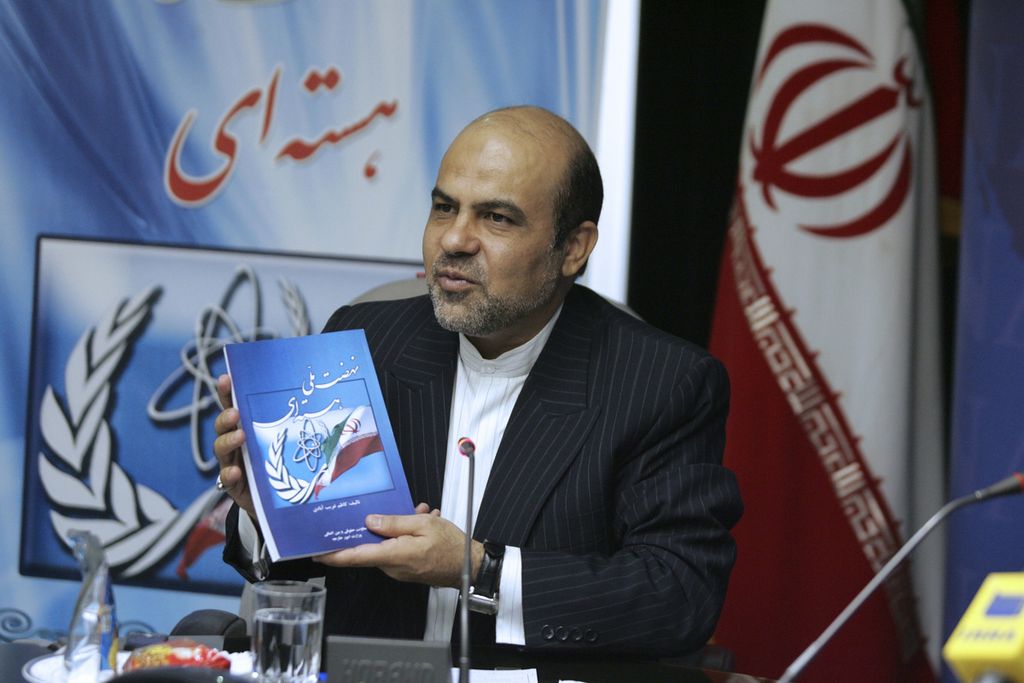Foto yang dirilis pada 14 Oktober 2008 ini memperlihatkan Wakil Menteri Pertahanan Iran Alireza Akbari menunjukkan buku <i>Gerakan Nasional Nuklir Iran </i>di Teheran, Iran. Akbari, Sabtu (14/1/2023), dilaporkan telah dihukum mati setelah dalam persidangan terbukti sebagai mata-mata badan intelijen Inggris, MI6. 