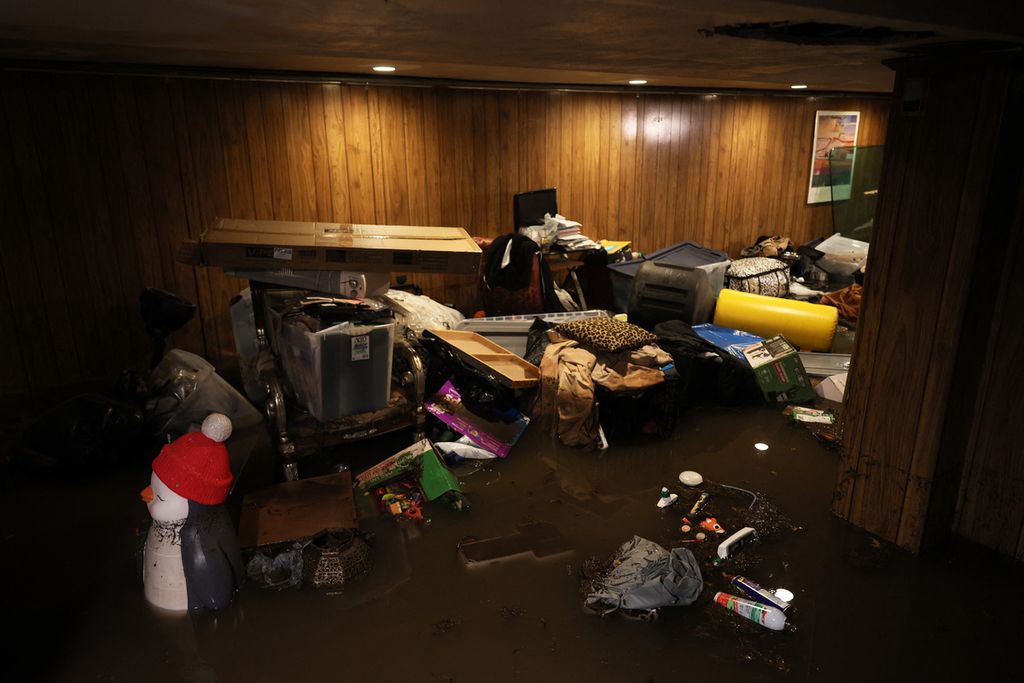 Salah satu rumah warga di Brooklyn, New York, terendam banjir, Jumat (29/9/2023). Kota terbesar di Amerika Serikat itu ditetapkan dalam kondisi darurat.