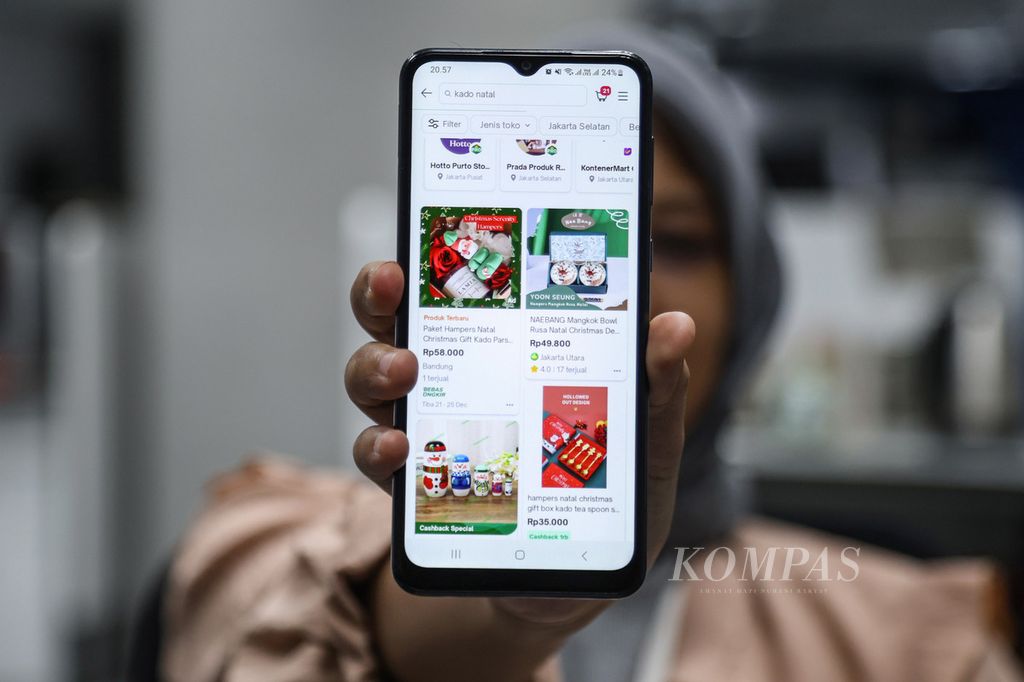 Warga memperlihatkan hasil pencarian hadiah Natal yang dijual secara daring di aplikasi Tokopedia di Jakarta, Selasa (19/12/2023). Sebagian warga memilih berbelanja pernak-pernik dan hadiah Natal secara daring. 