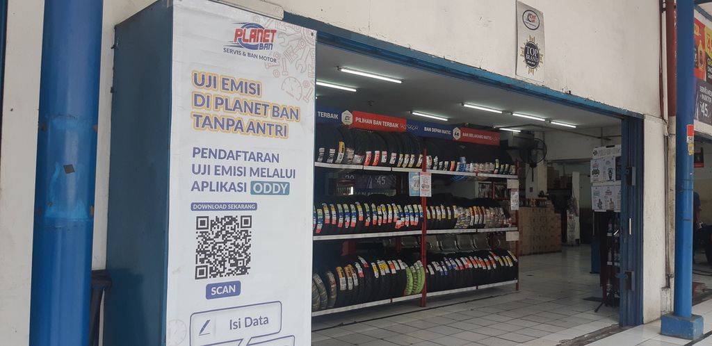 Sebuah poster berisi petunjuk pendaftaran layanan uji emisi sepeda motor di bengkel motor di kawasan Kebon Jeruk, Jakarta Barat, Rabu (23/2/2022).