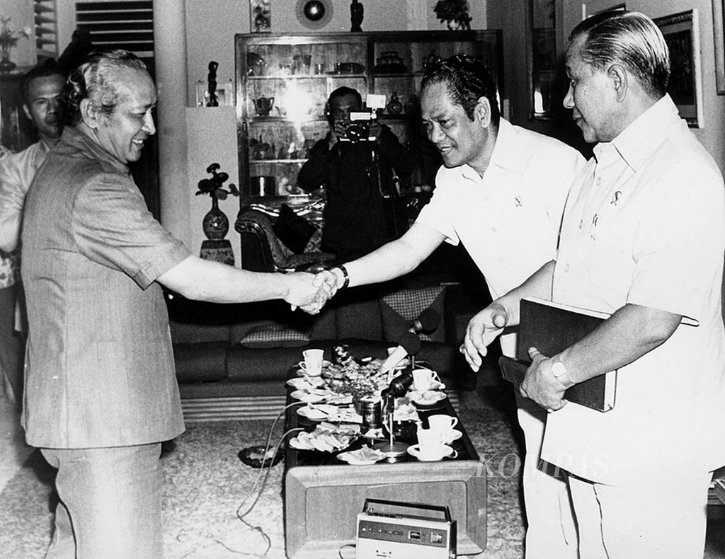 Mendagri Amirmachmud (kanan) dan Menteri Perindustrian Mohamad Jusuf (tengah) hadir ketika Presiden Soeharto memberikan wawancara khusus sekitar lahirnya Surat Perintah 11 Maret (Supersemar) 10 tahun yang lalu kepada Brigjen Nugroho Notosusanto (Kepala Pusat Sejarah ABRI) di jalan Haji Agus Salim 98, rumah Jendral Soeharto saat menjabat Men/Pangad, Rabu (3/3/1976).