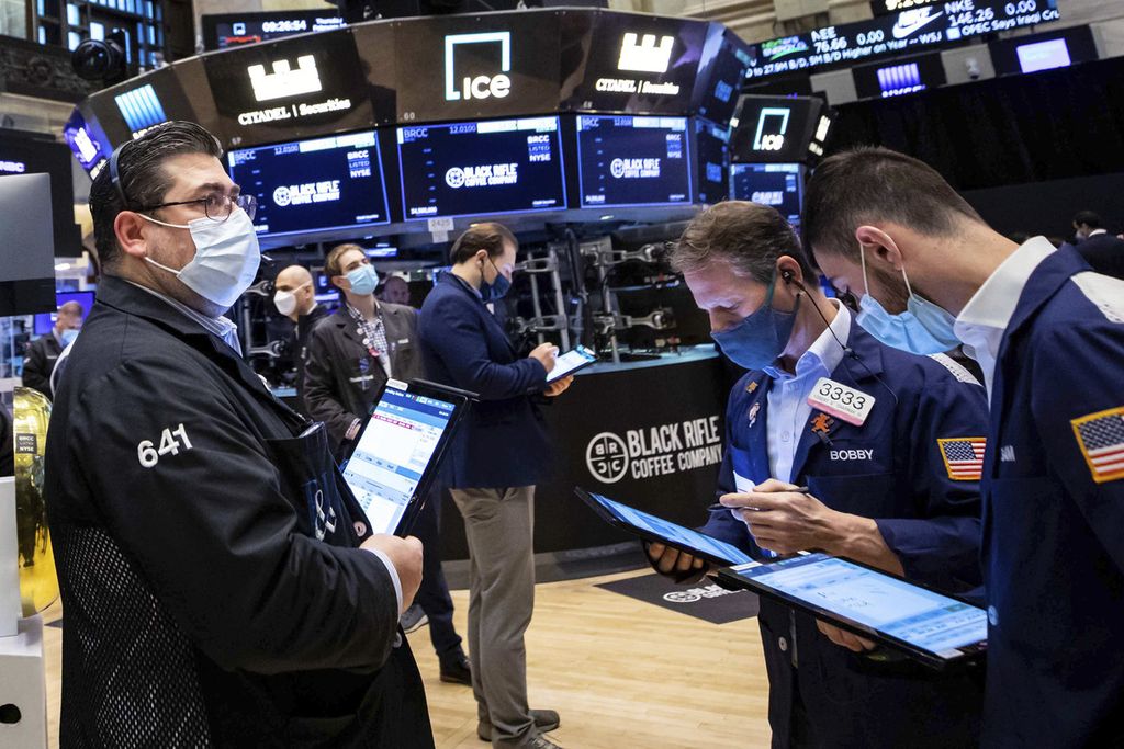 Para <i>trader </i>bekerja di lantai Bursa Efek New York di New York City, AS, 10 Februari 2022. 