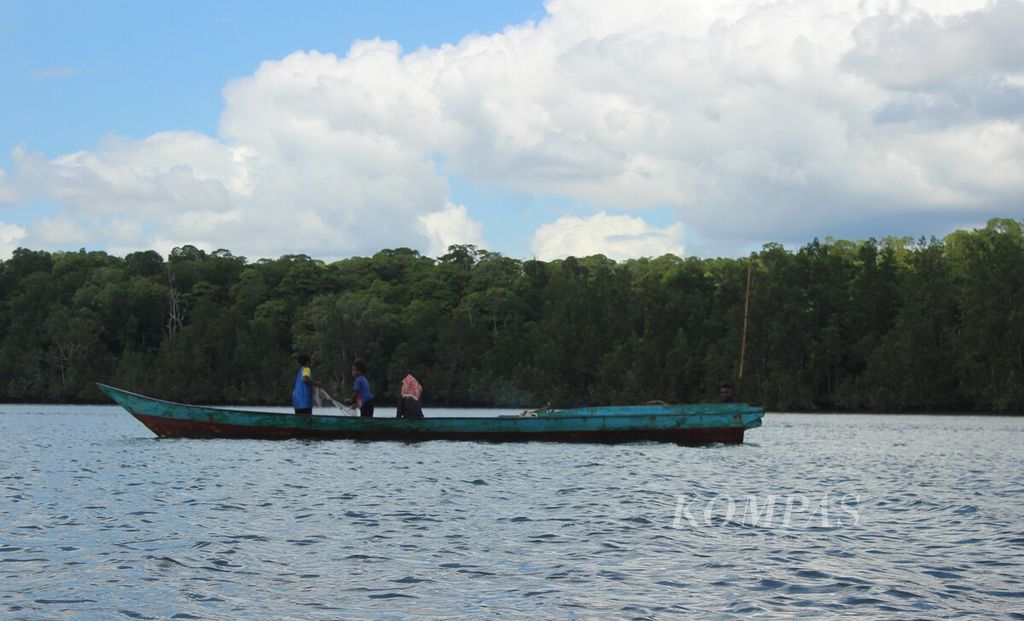 Masyarakat adat Suku Yaben mencari kayu bakar di muara Sungai Kaibus di Distrik Konda, Kabupaten Sorong Selatan, Papua Barat Daya, Kamis (27/7/2023). Hutan mangrove di sekitarnya mendukung ekosistem perairan di kawasan tersebut. Hutan itu merupakan salah satu lokasi pemetaan kawasan adat secara partisipatif yang melibatkan masyarakat adat.