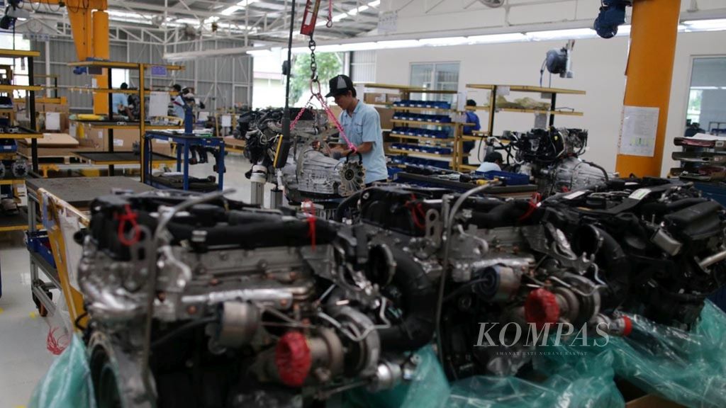 Pekerja merakit mesin Mercedes-Benz di Pabrik Wanaherang, Bogor, Jawa Barat, Selasa (24/5/2016). Indonesia perlu mendorong industri manufaktur untuk lebih memperkuat perekonomian.