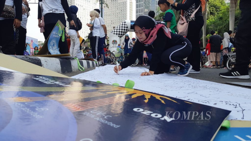 Masyarakat yang berkegiatan di kawasan hari bebas kendaraan bermotor (<i>car free day</i>) Jalan Imam Bonjol, Jakarta, menandatangani dukungan untuk menjaga lapisan ozon pada perayaan Hari Ozon Internasional, pertengahan September 2018. 