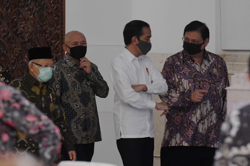 Presiden Joko Widodo (kedua kanan), didampingi Wakil Presiden Ma’ruf Amin (kiri), Menko Perekonomian Airlangga Hartarto (kanan), serta Menteri Koperasi dan UKM Teten Masduki (kedua kiri), bersiap menghadiri acara penyaluran dana bergulir untuk koperasi di Istana Negara, Jakarta, Kamis (23/7/2020). Pemerintah melalui Lembaga Pengelola Dana Bergulir Koperasi Usaha Mikro Kecil dan Menengah (LPDB-KUMKM) menyiapkan dana bergulir Rp 1 triliun untuk disalurkan kepada koperasi dalam rangka pemulihan ekonomi nasional yang terdampak Covid-19. 
