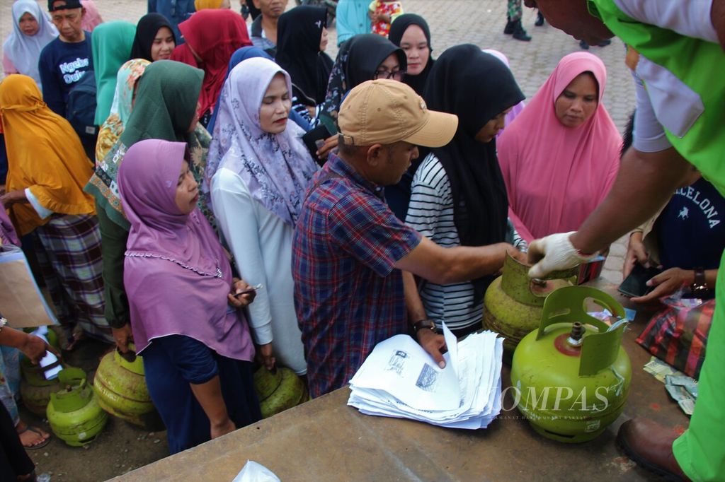 Warga antre untuk membeli elpiji 3 kilogram di Lampeuneurut, Kecamatan Darul Imarah, Kabupaten Aceh Besar, Aceh, awal Mei 2023.