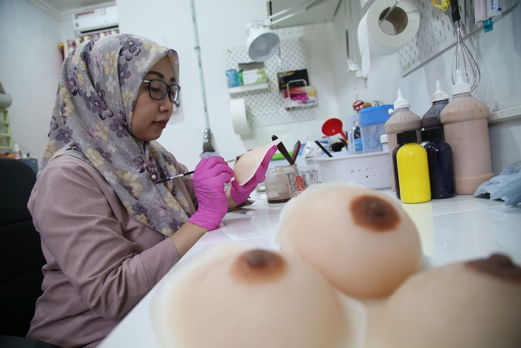 Desy Pujiarsi menyelesaikan pembuatan payudara prostetik berbahan silikon di laboratorium klinik Ilyarsi kawasan Jombang, Tangerang Selatan, Banten, Jumat (1/11/2019). 