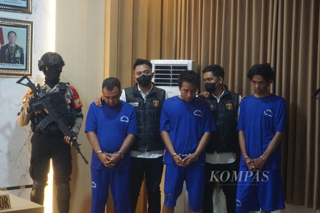 Petugas Polresta Banyumas menunjukkan tiga tersangka kasus penembakan juru parkir Hotel Braga dalam konferensi pers, Senin (29/4/2024), di Purwokerto, Kabupaten Banyumas, Jawa Tengah.
