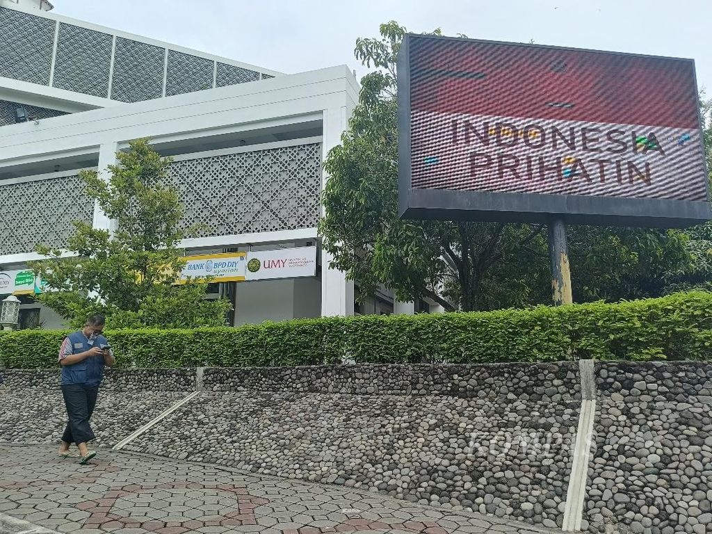 Layar LED bertuliskan Indonesia Prihatin di UMY, Kabupaten Bantul, DIY, Sabtu (3/2/2024).