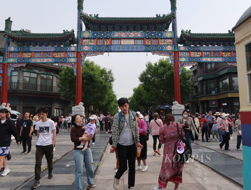 Warga memadati kawasan Qianmen Street, Beijing, China, Senin (1/5/2023). Mereka merayakan Hari Buruh dengan berwisata bersama keluarga, teman dekat, dan pasangan. Qianmen Street adalah sebuah kawasan pejalan kaki dengan sejarah lebih dari 500 tahun yang terkenal sebagai area berbelanja bernuansa China tempo dulu.