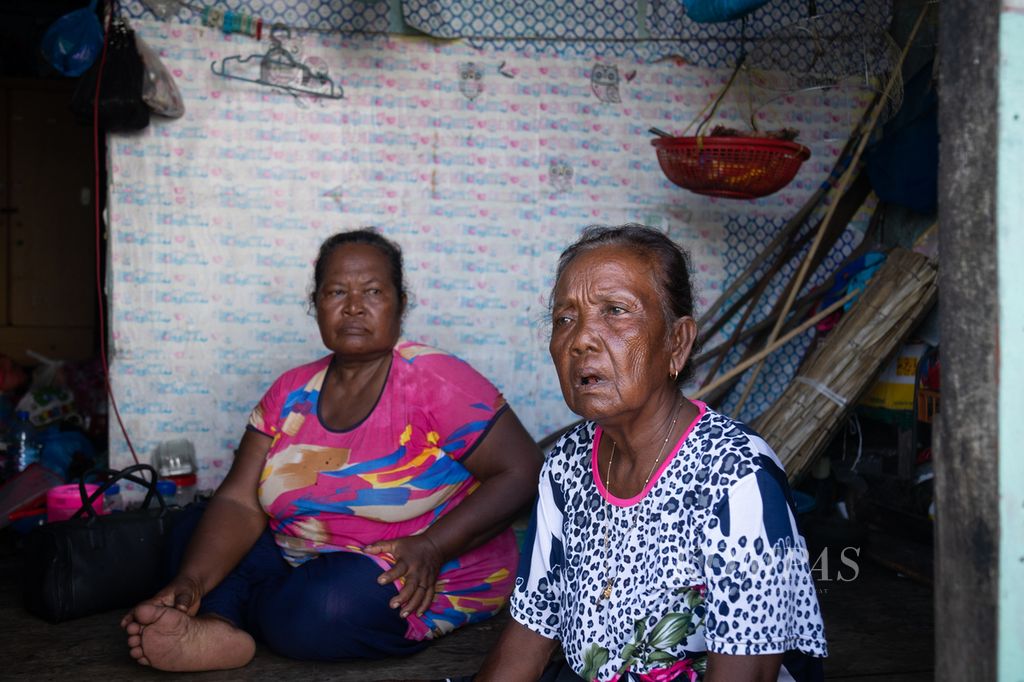Perempuan Suku Laut, Normah (kanan), saat dijumpai di rumahnya di Kampung Air Mas, Pulau Tanjung Sauh, Batam, Kepulauan Riau, Kamis (16/11/2023).