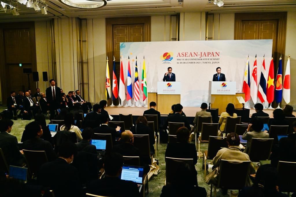 Presiden Joko Widodo dalam keterangan pers bersama Perdana Menteri (PM) Jepang Kishida Fumio seusai penyelenggaraan empat agenda KTT ASEAN-Jepang di Tokyo, Jepang, Minggu (17/12/2023).