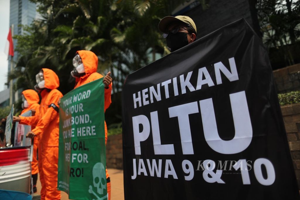 Komunitas Jaga Rimba dan Walhi Jakarta yang tergabung dalam Gerakan Jeda untuk Iklim menggelar aksi di depan kantor Standard Chartered Bank di Jakarta, Jumat (19/3/2021). Mereka menuntut agar perusahaan keuangan tersebut berhenti mendanai industri batubara. 