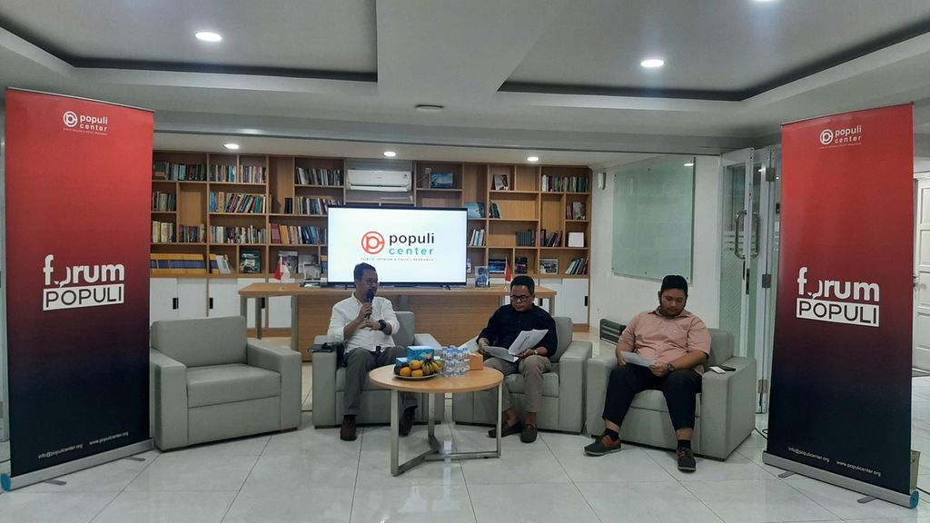 Wakil Ketua Umum Perindo Ferry Kurnia Rizkiyansyah (kiri) dan peneliti senior Populi Center, Usep Saepul Ahyar (tengah), saat diskusi bertajuk Road to 2024 Elections: Fenomena Selebriti Menjadi Politisi pada Pemilu 2024 di Jakarta, Rabu (24/5/2023).