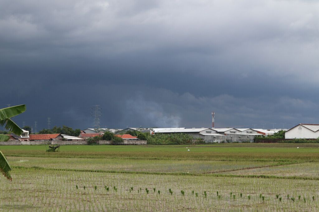 Awan gelap menaungi daerah Kecamatan Mundu, Kabupaten Cirebon, Jawa Barat, Senin (17/2/2020) sore. 