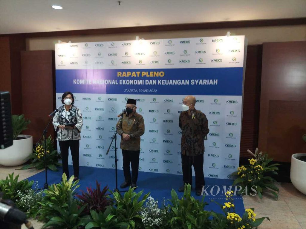 Wakil Presiden Maruf Amin (tengah) pada konferensi pers seusai Rapat Pleno II Komite Nasional Ekonomi dan Keuangan Syariah di Ruang Mezzanine, Gedung Juanda I, Kementerian Keuangan, Jakarta Pusat, Senin (30/5/2022). 