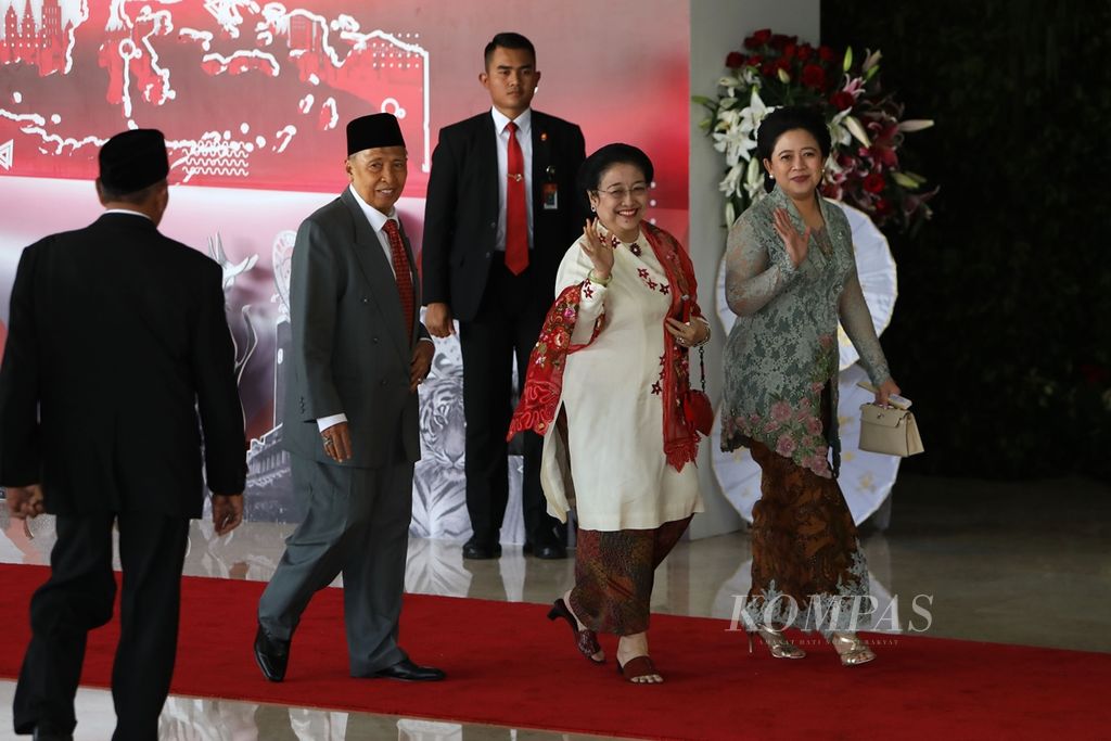 Presiden ke-5 RI Megawati Soekarnoputri didampingi putrinya yang kini menjabat Ketua DPR, Puan Maharani, hadir saat pelantikan presiden-wakil presiden terpilih Joko Widodo-Ma'ruf Amin di Gedung Nusantara, Kompleks Parlemen, Senayan, Jakarta, Minggu (20/10/2019).