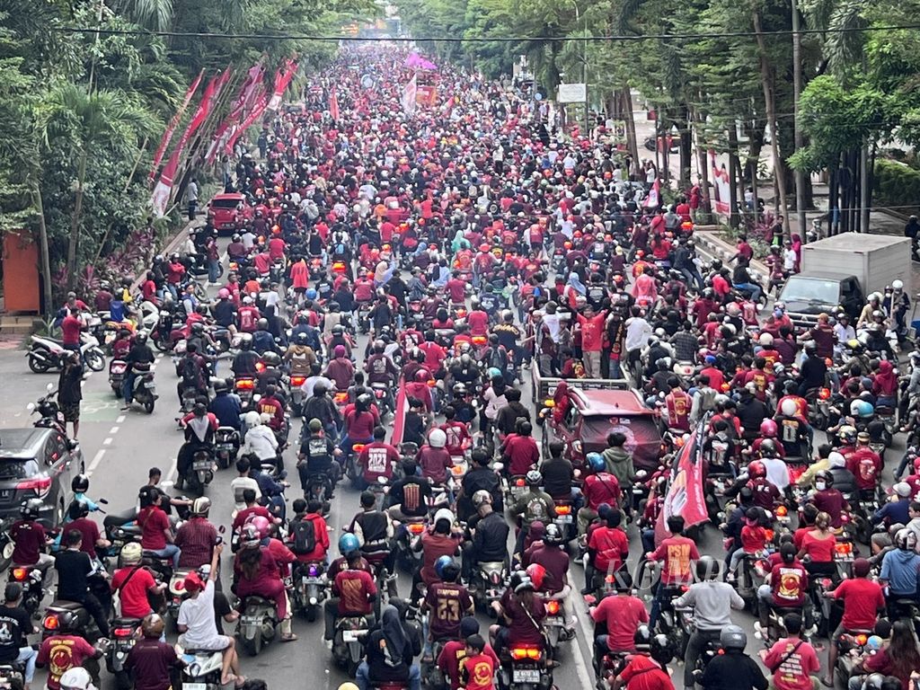 Ribuan suporter PSM Makassar berkonvoi merayakan kemenangan tim berjuluk Juku Eja ini, Senin (17/4/2023) sore.