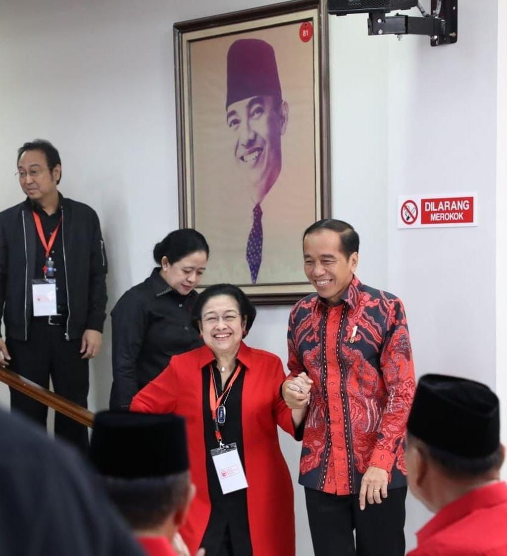 Presiden Joko Widodo menggandeng Ketua Umum PDI-P Megawati Soekarnoputri saat pembukaan Rakernas III PDI-P di Sekolah Partai PDI-P, Jakarta, Selasa (6/6/2023). 
