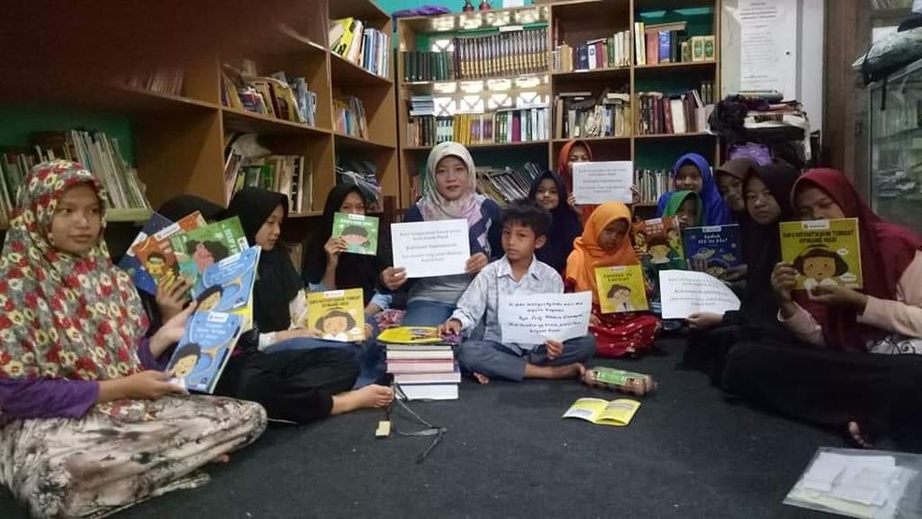 Asmariah dalam kegiatan literasi di Panti Asuhan Sahibul Huda, Jalan Kaliurang, DI Yogyakarta.
