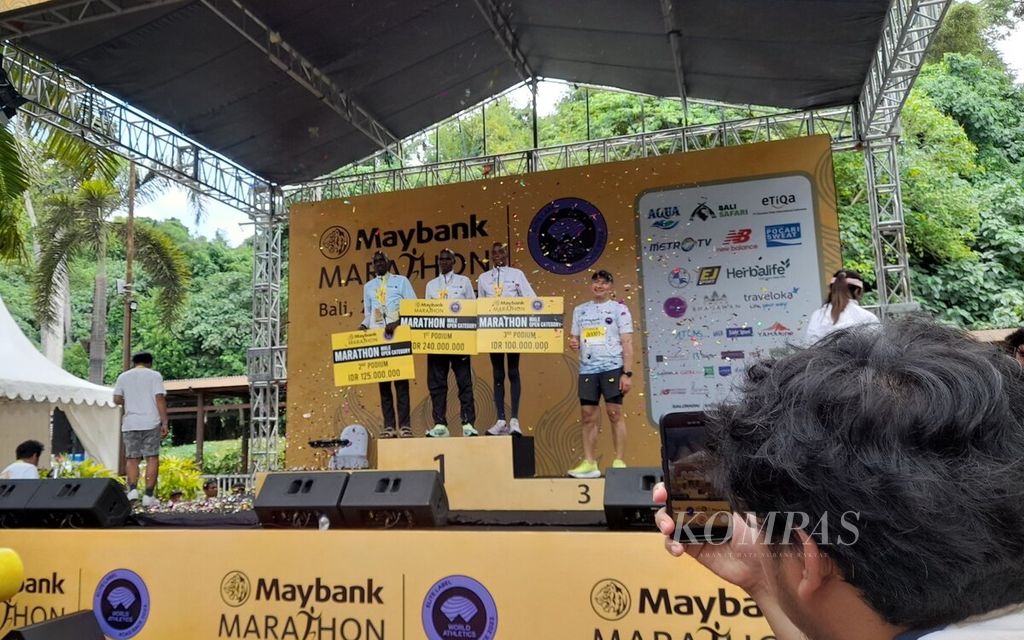 Ajang Maybank Marathon 2023 berlangsung lancar di Bali, Minggu (27/8/2023). Ajang Maybank Marathon 2023 berkesudahan dengan terciptanya catatan waktu baru untuk kategori <i>marathon open male </i>dan kategori <i>marathon open female</i> yang diikuti pelari elite internasional. 