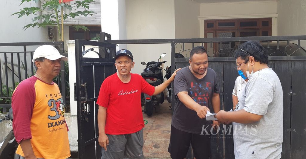 Surya (ketiga dari kiri) saat diberi tahu panitia pemilihan Ketua RT RT 06/14, Komplek Griya Satwika Telkom, Pisangan, Ciputat Timur, Tangerang Selatan, Minggu (28/8/2022). Ia langsung didaulat sebagai ketua RT baru di depan pagar rumahnya.