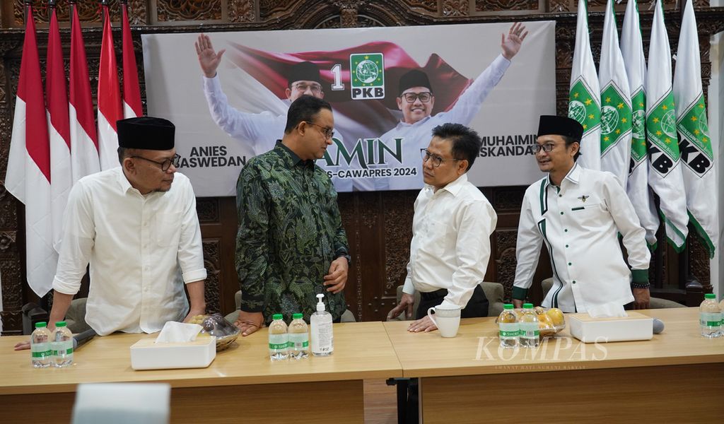 Bakal calon presiden Anies Baswedan ( kedua dari kiri) berbincang dengan bakal calon wakil presiden Muhaimin Iskandar (kedua dari kanan) didampingi Wakil Ketua Umum Partai Kebangkitan Bangsa (PKB) Hanif Dhakiri (kiri) dan Sekretaris Jenderal PKB Hasanuddin Wahid (kanan) saat digelar pertemuan di Kantor DPP Partai Kebangkitan Bangsa (PKB), Jakarta, Senin (11/9/2023).