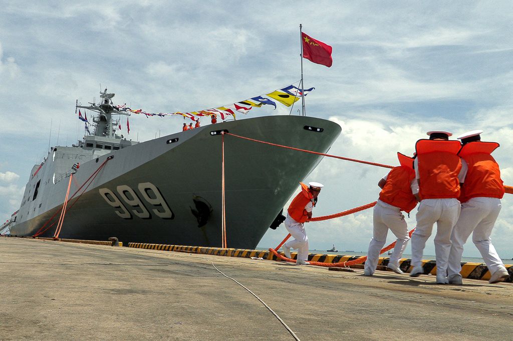The Chinese Navy personnel pulled the rope to dock the amphibious warship Jinggangshan during a welcoming ceremony at Sihanoukville port, Cambodia, on May 19, 2024, ahead of joint exercises.