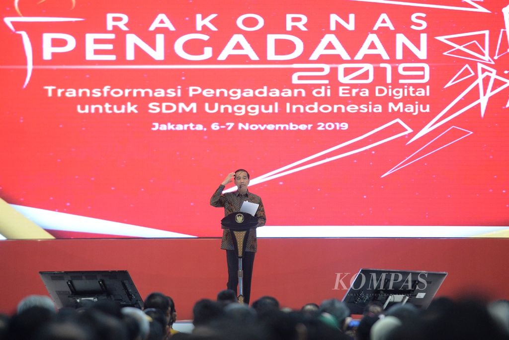 Presiden Joko Widodo menyampaikan sambutan saat membuka Rapat Koordinasi Nasional (Rakornas) Pengadaan Barang/Jasa Pemerintah Tahun 2019 di Jakarta Convention Center, Senayan, Jakarta, Rabu (6/11/2019). 