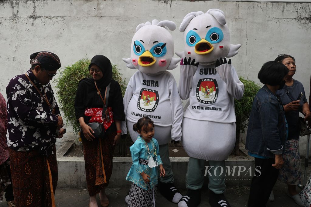 Maskot pemilu, Sura dan Sulu, turut dihadirkan dalam kegiatan pameran tentang warisan budaya Kecamatan Gondomanan di Loop Station, Gondomanan, Yogyakarta, Kamis (31/8/2023).